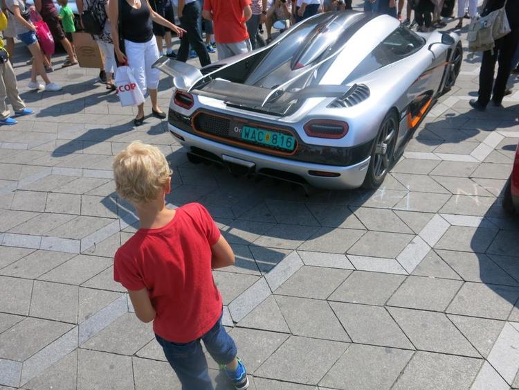 Drøm. Koenigsegg 1:One er en af verdens hurtigste og dyreste biler. Dansk pris over 30 millioner kroner. Drømmen kan starte i en tidlig alder. 