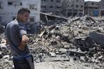 Bombninger. På trods af en aftalt våbenhvile, er konflikten i Gaza begyndt igen. Her ses en palæstinenser, der kigger på sit bombede hus i Gaza-bydelsen Shijaia. 