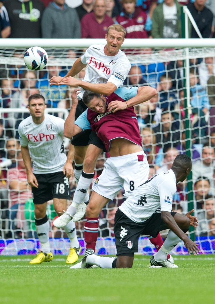 klubskifte. Brede Hangeland kommer højest i en duel med West Hams Andy Carroll. 