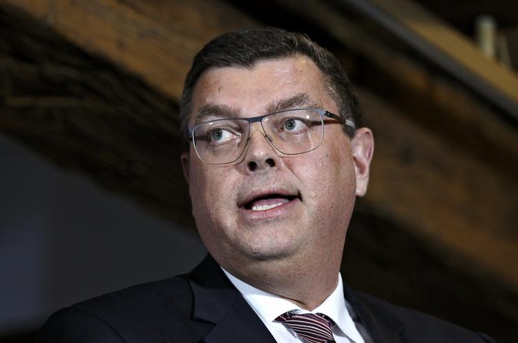 Rettigheder. Handels- og udviklingsminister Mogens Jensen (S) vil genoverveje støtten til Uganda. 