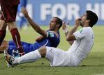 Sag. Luis Suarez 'ømmer sig', efter at han bed  Giorgio Chiellini i skulderen. 