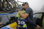 Holdejer. Oleg Tinkov, ejeren af cykelholdet Tinkoff-Saxo, trøster sin stjernerytter Alberto Contador efter at denne måtte udgå af Tour de France efter et styrt. 