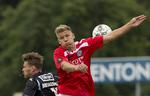 Luftduel. Silkeborgs Morten Beck og Sønderjyskes Johan Absalonsen kæmper om bolden. 