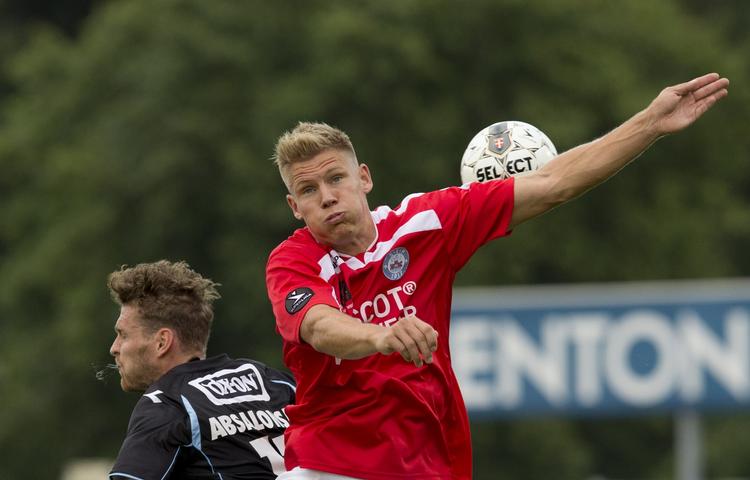 Luftduel. Silkeborgs Morten Beck og Sønderjyskes Johan Absalonsen kæmper om bolden. 