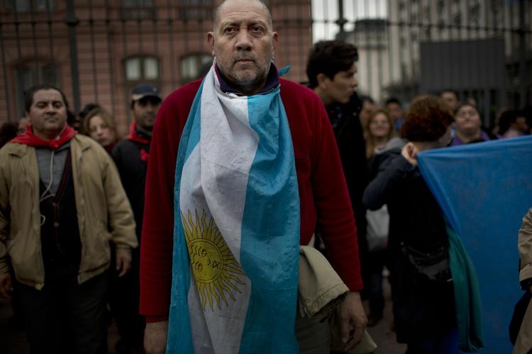 Økonomi. En mand viser sin støtte til den argentinske regering i går ved en demonstration uden for landets præsidentpalds. Argentina er erklæret konkurs, men er ifølge en dansk ekspert er der håb for en løsning på Argentinas gædlsproblem. 