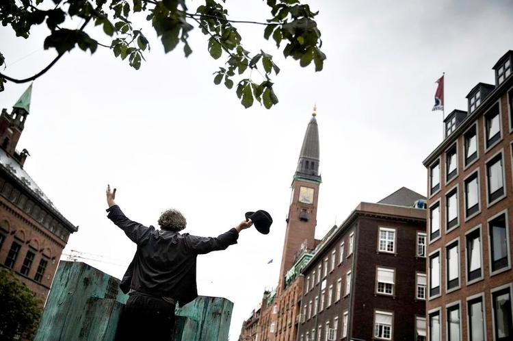 Mellemrum. Regnbuepladsen ligner stadig mest et rodet hjørne af Rådhuspladsen. Foto: Peter Klint 