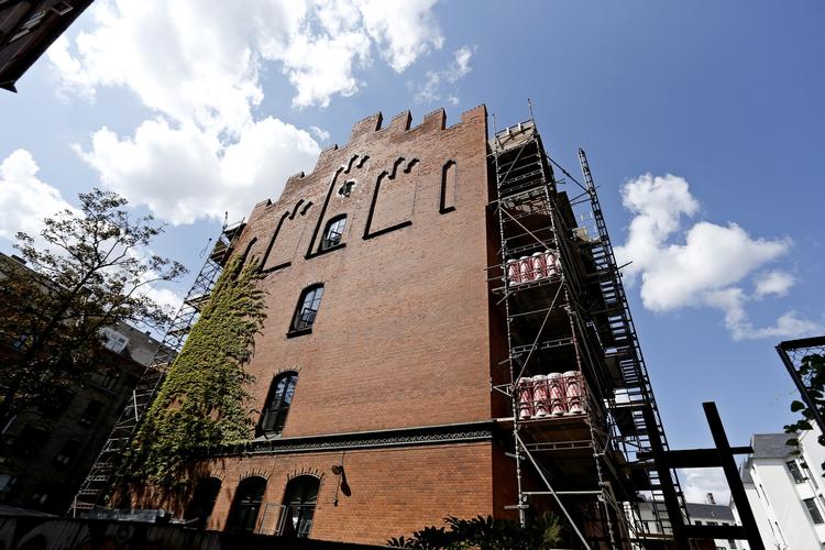 HUSUMGADE. På Nørrebro ligger Havremarkens skole. En gammel bygning, der lige nu sminkes færdig, så der pr. første oktober kan flytte studerende ind - hvis de altså kan betale. 