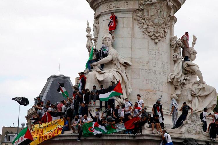Ansvar. Diskussionen om, hvem der har ansvaret for den aktuelle konflikt går højt i Frankrig. Udover den intellektuelle diskussion demonstreres der flittigt, som her, hvor en propalæstinensisk demonstration til støtte for Gaza er samlet på på Plaza De Republique i Paris. 