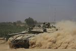 Krig. En israelsk Merkava-kampvogn kører frem mod fronten til Gaza. 