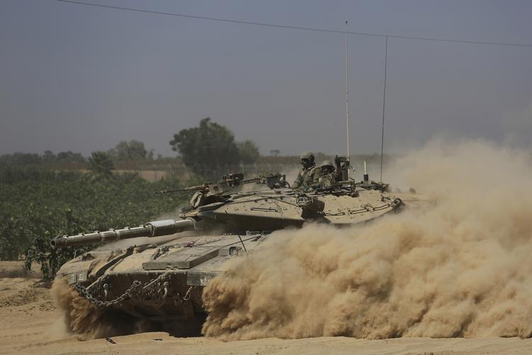 Krig. En israelsk Merkava-kampvogn kører frem mod fronten til Gaza. 
