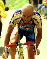 stålsat. Marco Pantani på vej mod sejren på 15. etape af Tour de France i 1997. I 2004 blev han fundet død. 
