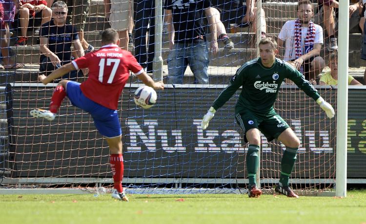 2-2. FC Vestsjælland spiller FCK-forsvaret tyndt, så Marc dal Hende (tv) kan bugsere bolden i mål til 2-0-føring. 