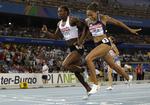 dopet. Botswanas Amantle Montsho (tv) kæmper sig forrest og vinder verdensmesterskabet i 400 meter-løb i 2011. 