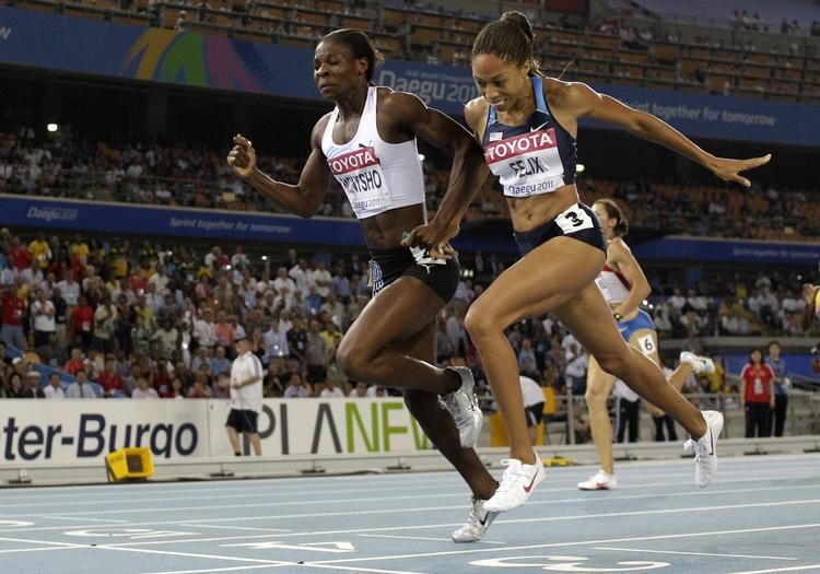 dopet. Botswanas Amantle Montsho (tv) kæmper sig forrest og vinder verdensmesterskabet i 400 meter-løb i 2011. 