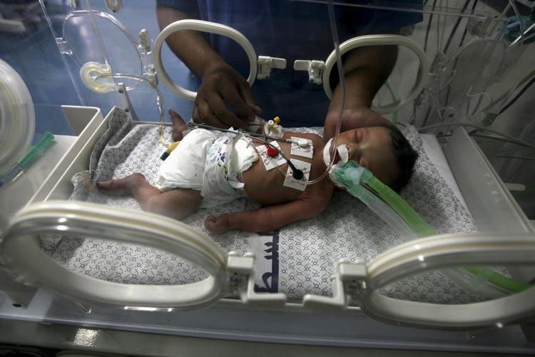 Lyspunkt. Den lille pige på billedet blev reddet uf af maven på sin mor, der mistede livet under et israelsk missilangreb i Gaza. Historien om Gazas lille mikrakelbaby gik verden rundt. Nu er hun død, seks dage gammel. 