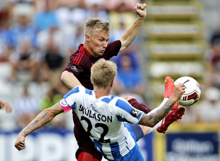 1-1. AaB's Patrick Kristensen (øverst) stod for den udlignende scoring i kampen mod OB. 