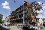 Dyrt. Fra første oktober skal Havremarkens Skole på Nørrebro huse studerende, og allerede nu ligger boligannoncerne klar på nettet. Men prisen for en 1-værelses er 6.200 kroner, og det rejser debat lejen for ungdomsboliger. 