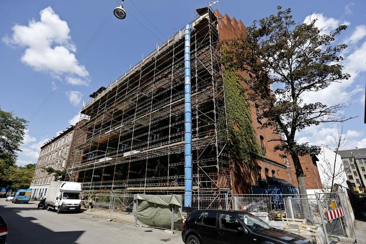 Dyrt. Fra første oktober skal Havremarkens Skole på Nørrebro huse studerende, og allerede nu ligger boligannoncerne klar på nettet. Men prisen for en 1-værelses er 6.200 kroner, og det rejser debat lejen for ungdomsboliger. 