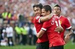 Jubel. Javier Hernandez (til højre) giver Shinji Kagawa en krammer for oplægget til mexicanerens mål. 