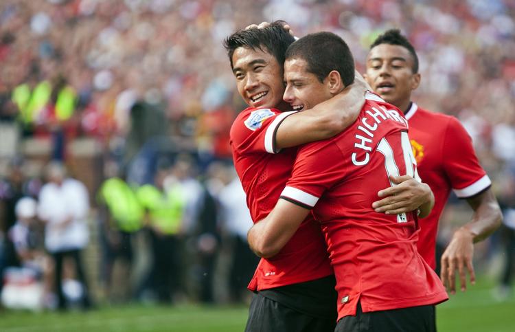 Jubel. Javier Hernandez (til højre) giver Shinji Kagawa en krammer for oplægget til mexicanerens mål. 