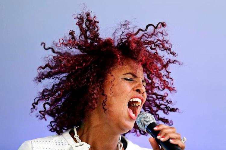 Nærvær. Neneh Cherry må gerne komme tilbage snart. hun må gerne komme tilbage snart. Dog helst for at synge i en mørkelagt klub og ikke under en distraherende sol. 