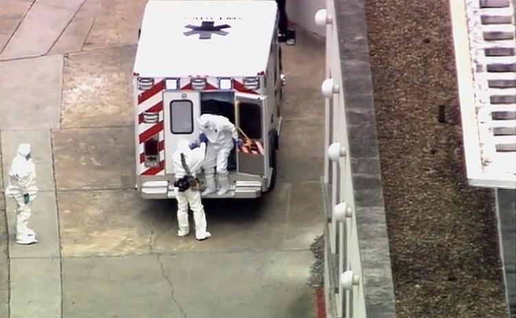 ebolapatient. En ambulance ankommer til Emory Universitetshospital i Atlanta, hvor en specialstue står klar til at behandle lægen Kent Brantly, der er smittet med ebola. Kent Brantly (til højre) var selv i stand til at gå ud af ambulancen og ind på hospitalet. 