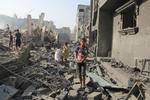 Ødelagt. Sådan så det ud i går i Rafah, som var udsat for hårde angreb. På billedet går en dreng igennem resterne af boliger. En skole er blevet ramt i dag, meddeler myndighederne. 