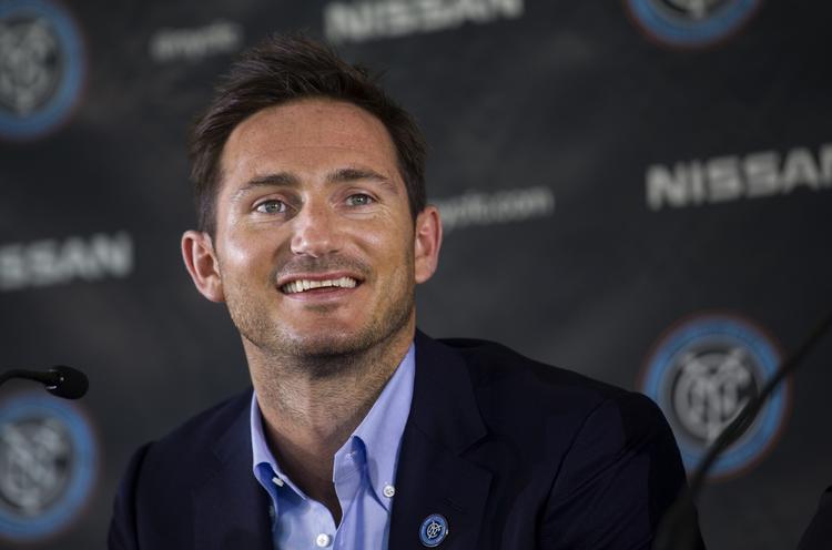 Omvej. Frank Lampard smilede stort, da han annoncerede sit skifte til amerikansk fodbold - men først går turen forbi Manchester. 