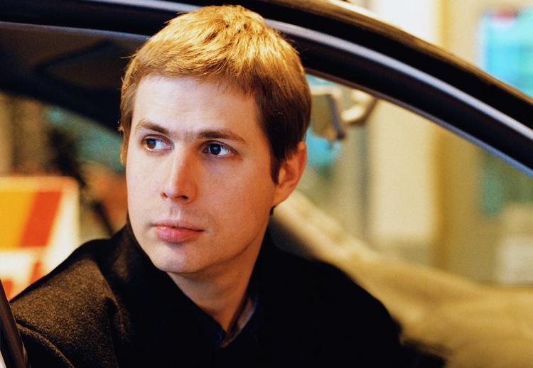 Ambitiøs. Med 'F' er Kehlmann efter en række vellykkede, men mindre ambitiøse udgivelser tilbage med en stort anlagt roman, som vil det hele. 