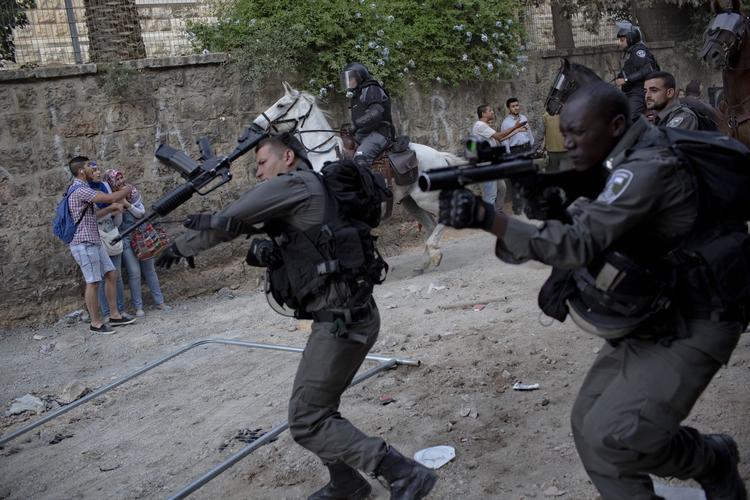 politi i Jerusalems gader. Blandt forfattere breder mismodet og fortvivlelsen sig over situationen i Israel. 