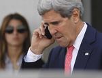 Aflytningssag. John Kerry ses her efter et møde med den israelske regeringschef, Benjamin Netanyahu. Fremover skal han måske være lidt mere forsigtig med sine telefonsamtaler. 
