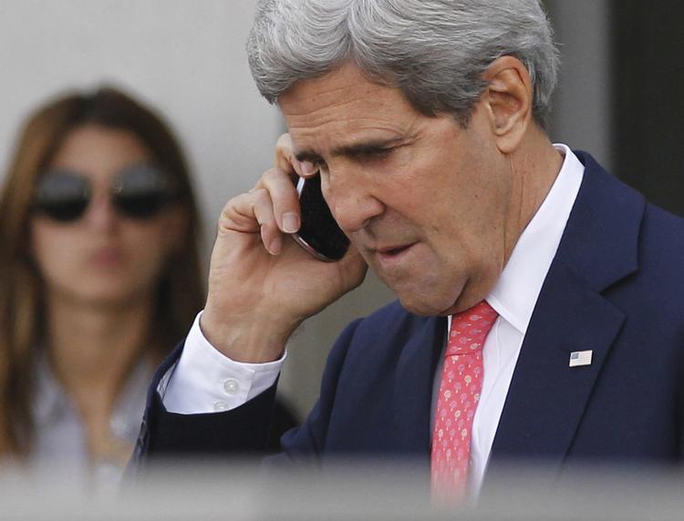 Aflytningssag. John Kerry ses her efter et møde med den israelske regeringschef, Benjamin Netanyahu. Fremover skal han måske være lidt mere forsigtig med sine telefonsamtaler. 