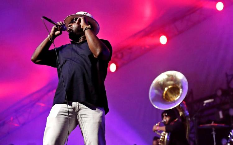 Bigbandrap. Historiens mest velspillende hiphopband er The Roots blevet kaldt. Lørdag levede de op til titlen i Søndermarken, hvor de lånte fra alle mulige rytmiske genrer og lod publikum opleve noget så sjældent som en tubasolo. 