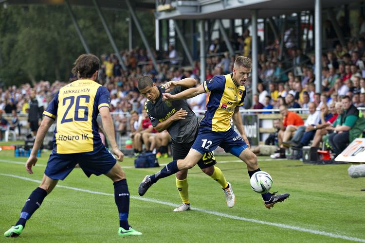 TOPHOLD. Hobro IK var spået en overlevelseskamp i bunden, men nu fører oprykkeren Superligaen efter 2-0-sejren over Brøndby. 