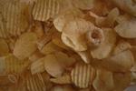 hormonkemi. Chips og flere andre fødevarer indeholder det hormonforstyrrende stof BHAA, påviser Forbrugerrådet. 