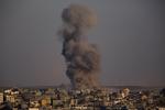 angreb. Røgen stiger til vejrs efter et israelsk luftangreb på Gaza By i går. 