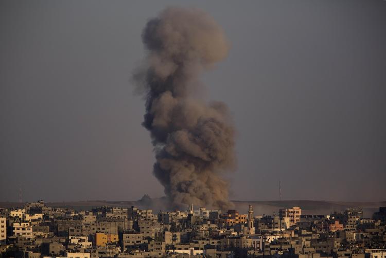 angreb. Røgen stiger til vejrs efter et israelsk luftangreb på Gaza By i går. 