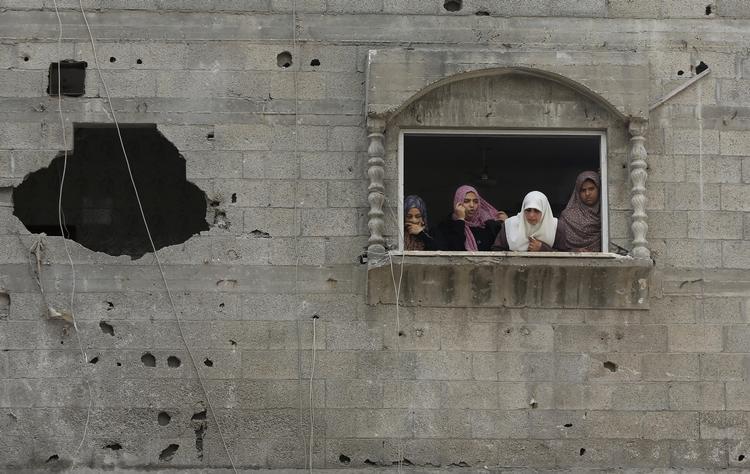 Angreb. Palæstinensiske kvinder kigger på ødelæggelserne efter et angreb i Gaza By. 