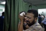 såret. En palæstinenser bærer en såret dreng ind på skadestuen i Kamal Adwan-hospitalet i Beit Lahiya i det nordlige Gaza. 