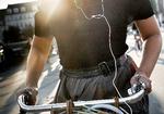 Generationskamp. Unge er mindst tilbøjelige til at ønske lovgivning mod musik i ørerne hos cyklister, mens danskere over 40 år ifølge Megafons undersøgelse i højere grad vil have et forbud på området. 