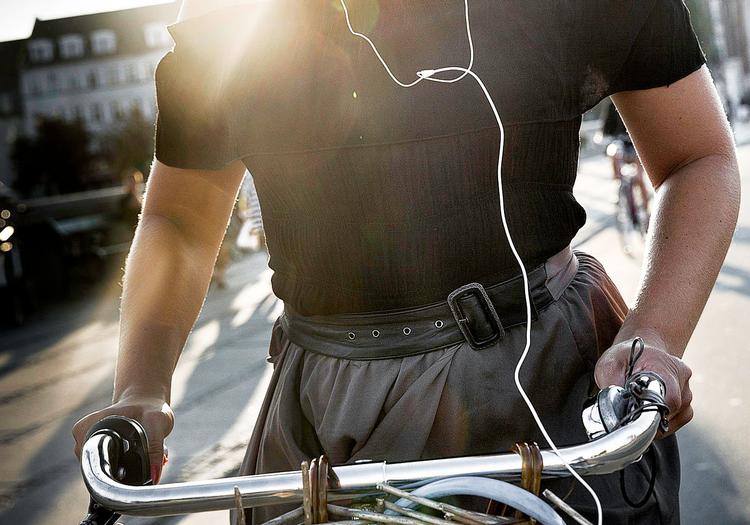 Generationskamp. Unge er mindst tilbøjelige til at ønske lovgivning mod musik i ørerne hos cyklister, mens danskere over 40 år ifølge Megafons undersøgelse i højere grad vil have et forbud på området. 
