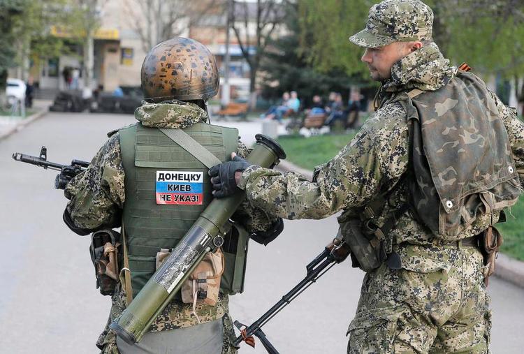 trængt. Efter at Rusland har annekteret Krim, har en del russere svært ved at se, hvorfor man ikke også hjælper de prorussiske grupper i det østlige Ukraine – som disse to oprørere. 