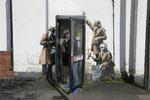 Overvågning. Værket 'Spy Booth' er malet omkring en telefonboks i Cheltenham i Storbritannien få kilometer fra den britiske efterretningstjenestes kontor. Nu er det blevet malet over med spraymaling. 