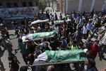sorg. Et sørgeoptog følger omkomne til graven i Beit Lahiya på Gazastriben. Syv medlemmer af den samme familie - herunder en 90-årig mand og mindst to børn -  blev dræbt i et israelsk luftangreb søndag nat. 