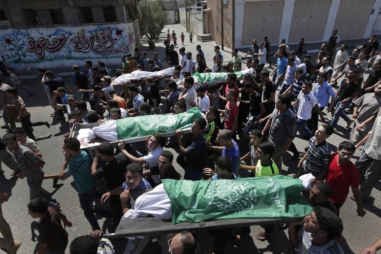 sorg. Et sørgeoptog følger omkomne til graven i Beit Lahiya på Gazastriben. Syv medlemmer af den samme familie - herunder en 90-årig mand og mindst to børn -  blev dræbt i et israelsk luftangreb søndag nat. 