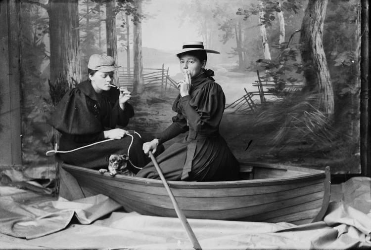 Smøgeri. Norske Marie Høeg (1866-1949) og Bolette Berg (1872-1944), der begge var kvindesagsforkæmpere, ernærede sig som portrætfotografer, men efter lukketid slog de sig løs med selvportrætter. 