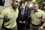 betaler. Bernie Ecclestone (midt) forlader retten i München efter indgåelse af forlig. 