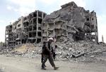 ødelæggelser. Palæstinensere passerer smadrede bygninger i byen Beit Lahiya i den nordlige del af Gazastriben. Flere af de 520.000 fordrevne har i dag benyttet sig af den midlertidige våbenhvile og er vendt tilbage til deres huse - eller resterne af dem. 