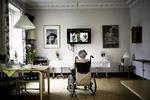 Ansvar. I en Megafon-måling foretaget for Politiken er over en tredjedel enige i, at det er familiens ansvar at følge en dement slægtning på sygehuset eller til lægen. Når det handler om at gøre rent på plejehjemmet, mener 77 procent, at det er en klar offentlig opgave. 