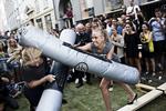 Fight. Der er slåskamp på stiletter til havefesten på Kronprinsensgade. 